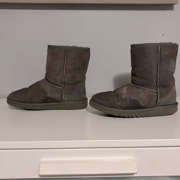 Gray UGG boots - Picture 8 of 9